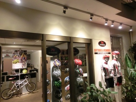 Vitrine avec des spots sur rail Led Noir